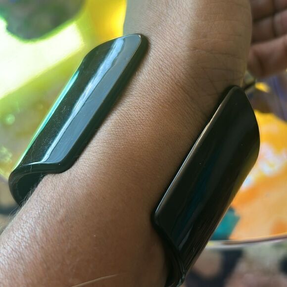 Made in Italy Acrylic modernist cuff bracelet - Picture 3 of 6